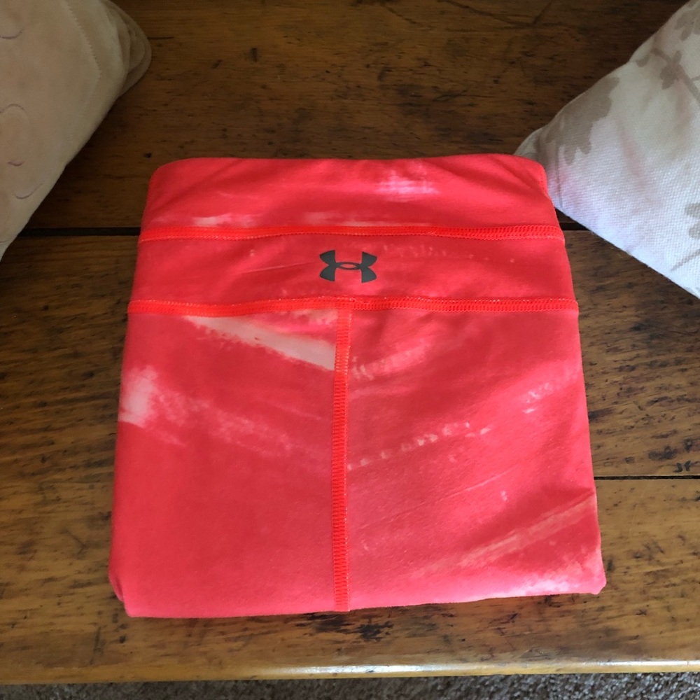 Under armor cropped athletic pants. Size small